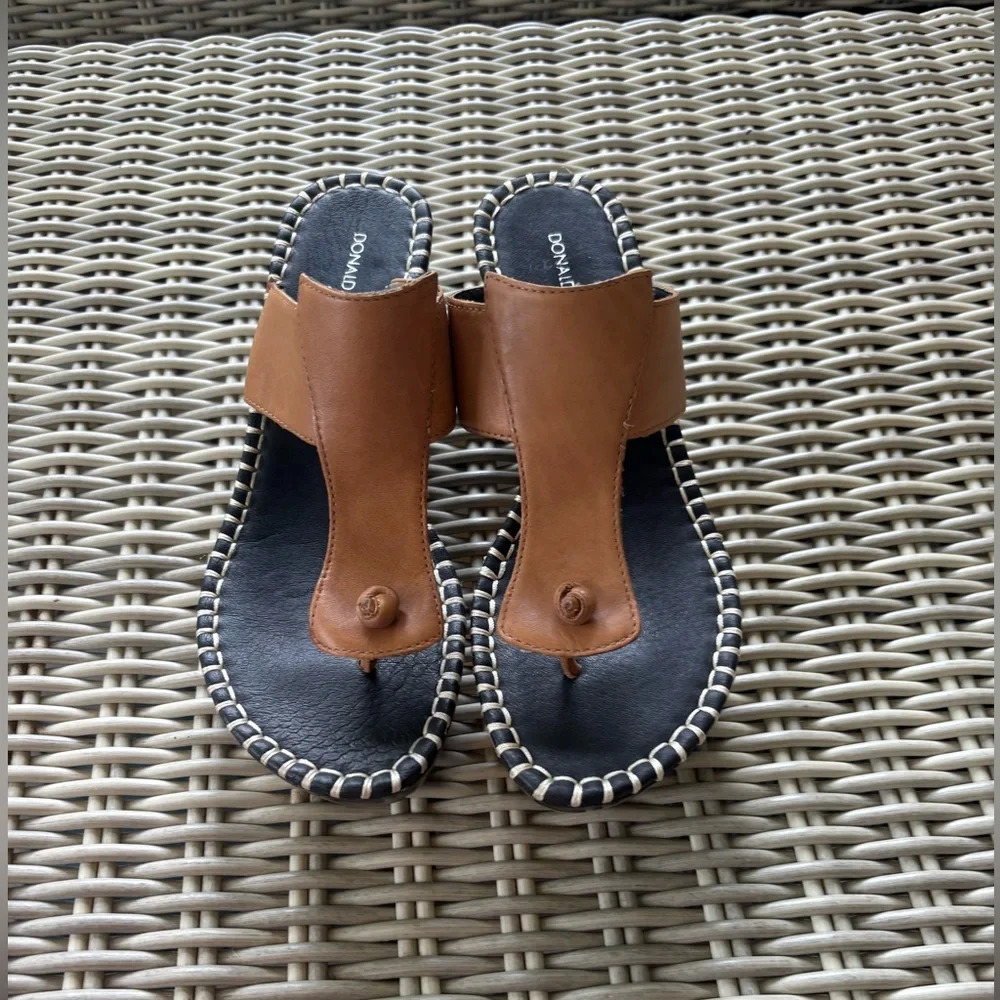 Donald J Pliner‎ Leather T Strap Wedge Sandals 8 boho coastal resort vacation